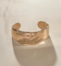 Load image into Gallery viewer, Catori Guardian Cuff in Bronze
